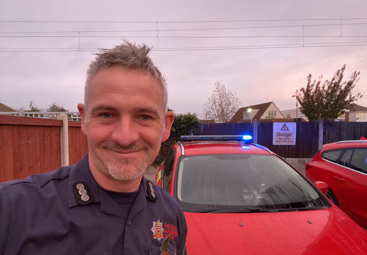 nicksingleton79's tweet photo. Guess whose duty weekend falls over the Christmas period…… hopefully Santa’s sleigh whilst over Essex won’t catch fire with all those lithium ion battery toys in it…but if it does he’s in safe hands…… 😉. May the Christmas blessing be on everyone. @ECFRS https://t.co/zWhQpyfO3B