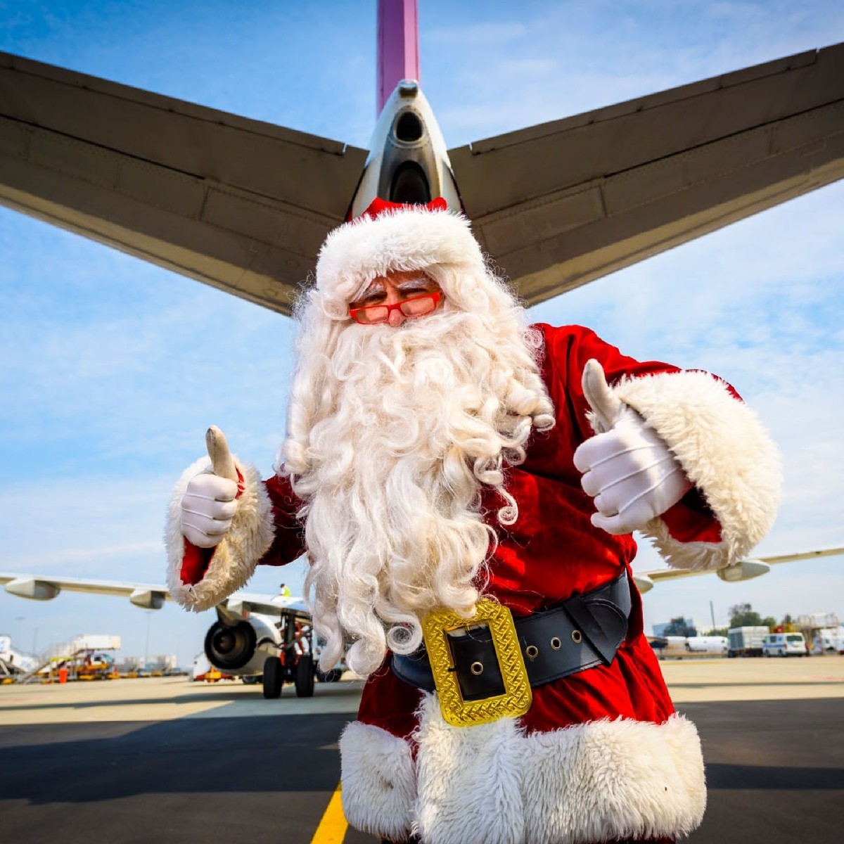 AdelaideAirport's tweet photo. Happy Christmas from the Adelaide Airport family to yours 🎄
How are you spending your Aussie Christmas? 🍗
*Photo from the archives.
#AdelaideAirport #FlyADL #Christmas2021 https://t.co/TR7gUaWsQP