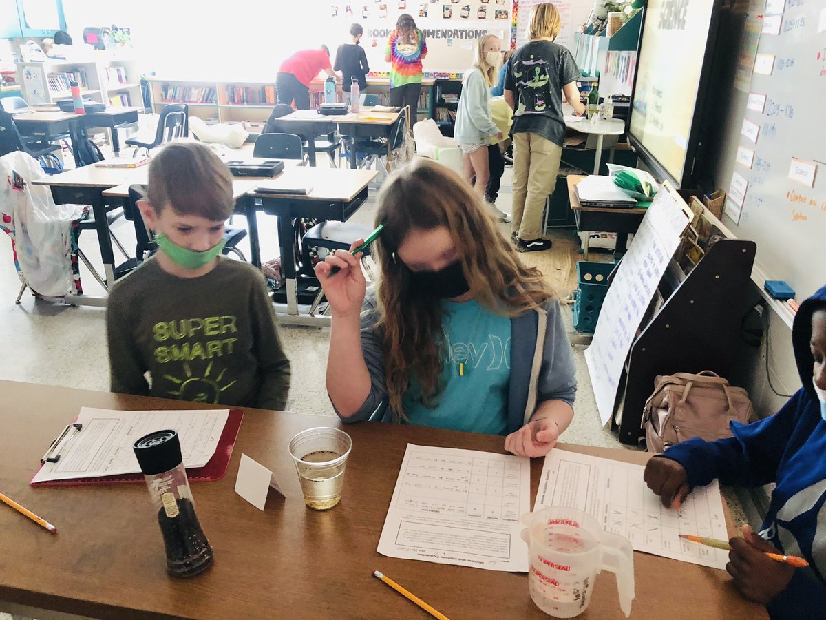 MsCampbelll's tweet photo. Future scientists at work! Students collaborated to make scientific inquires as they determined the differences between mixtures and solutions during one of our labs. 🔎 #casadecooke https://t.co/ehvpVLdd0k