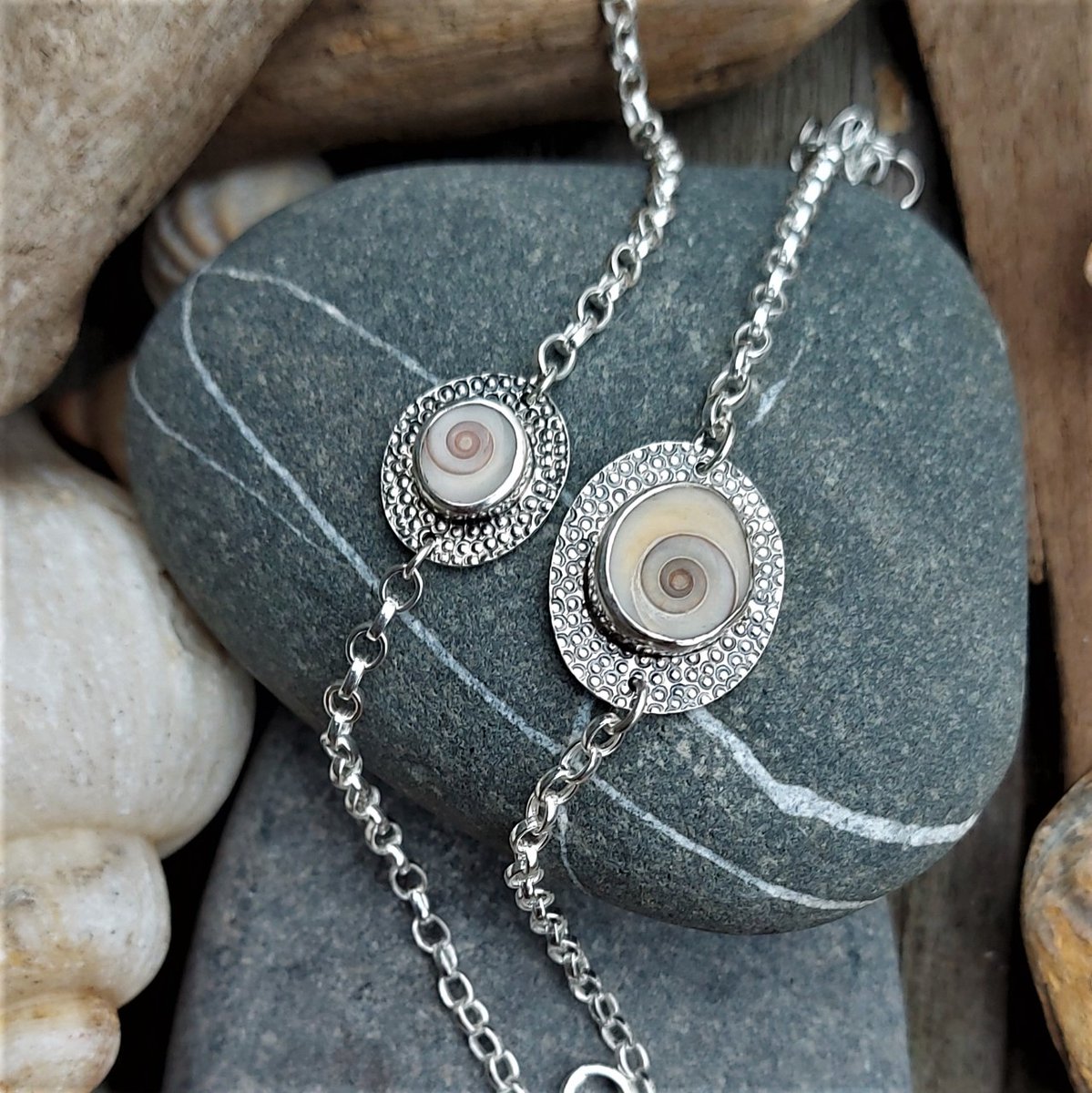 i_love_dolly's tweet photo. I feel honoured to have had the chance to make these amazing shiva eye shell bracelets for @jeneall & @suzemall for Xmas gifts. The sisters found the shells whilst travelling in Australia about 10 years ago! 💓
#lovehandmade #handmadechristmas #handcrafted #shivaeyeshell #shells https://t.co/OoiUVd4uvn