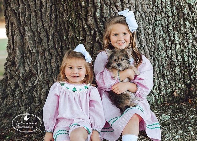 LydiaHPhotos's tweet photo. Can you hear the giggling?  These two girls are the cutest and I know they are full of excitement and wonder this Christmas Eve. Merry Christmas Eve!  #ChristmasEve #MiniSession #SouthGaPhotographer https://t.co/MU0z0vLmjg