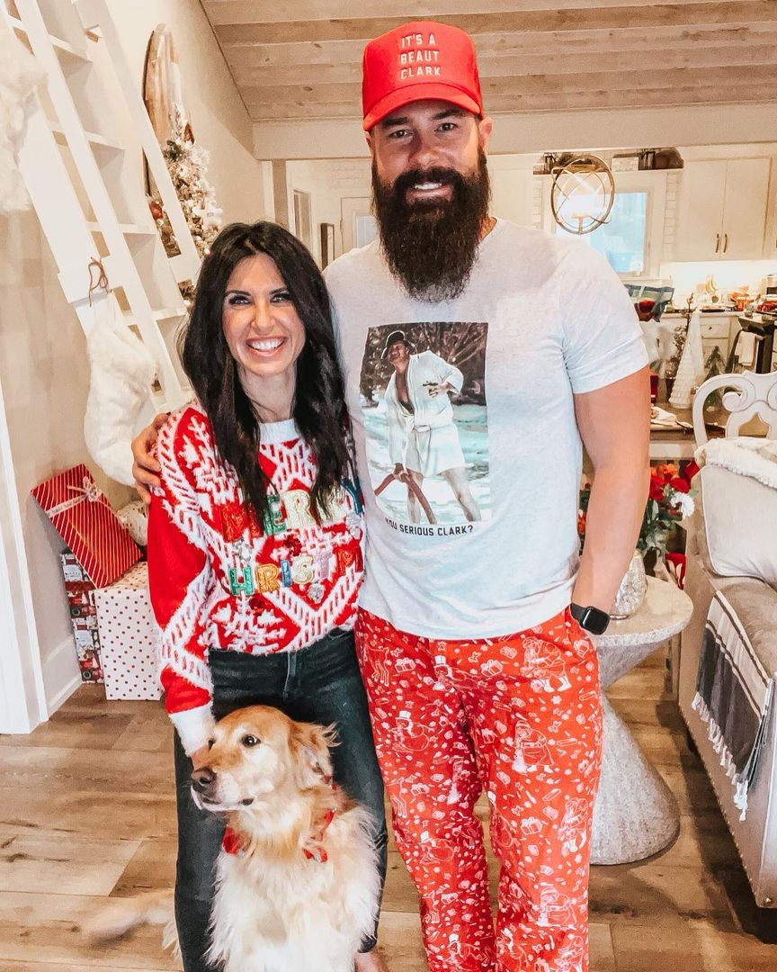 TheStefaniDunn's tweet photo. 2021 Christmas outfits!!
Merry Christmas from the Dunns + Koa!! Our prayer is that the God who sent His one and only Son for you would bless you and your family this Christmas!! https://t.co/OTrSJdNkTd