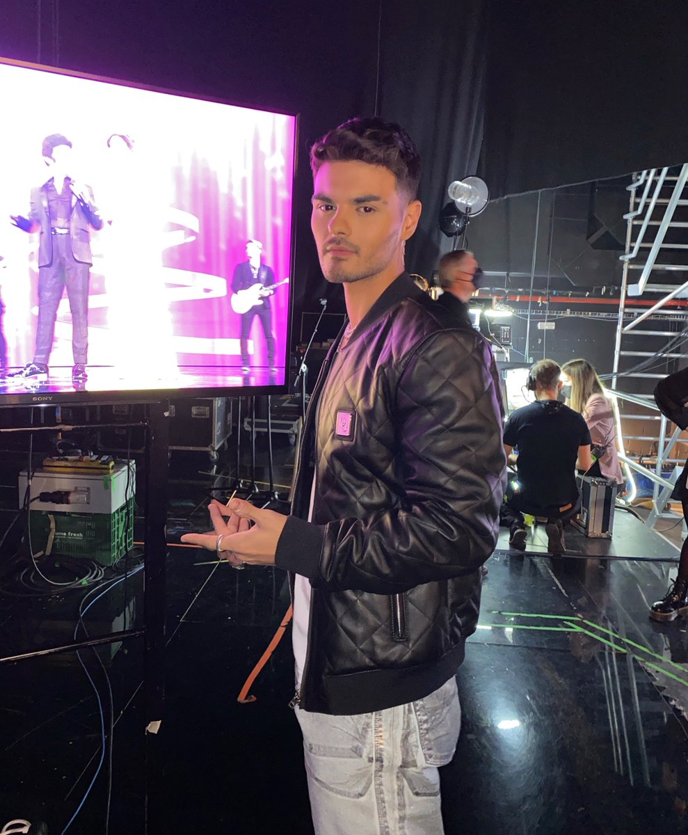 Familia!!! 🤍 nos vemos esta noche en <a href="/telecincoes/">Telecinco</a> #FelizNochebuenaT5