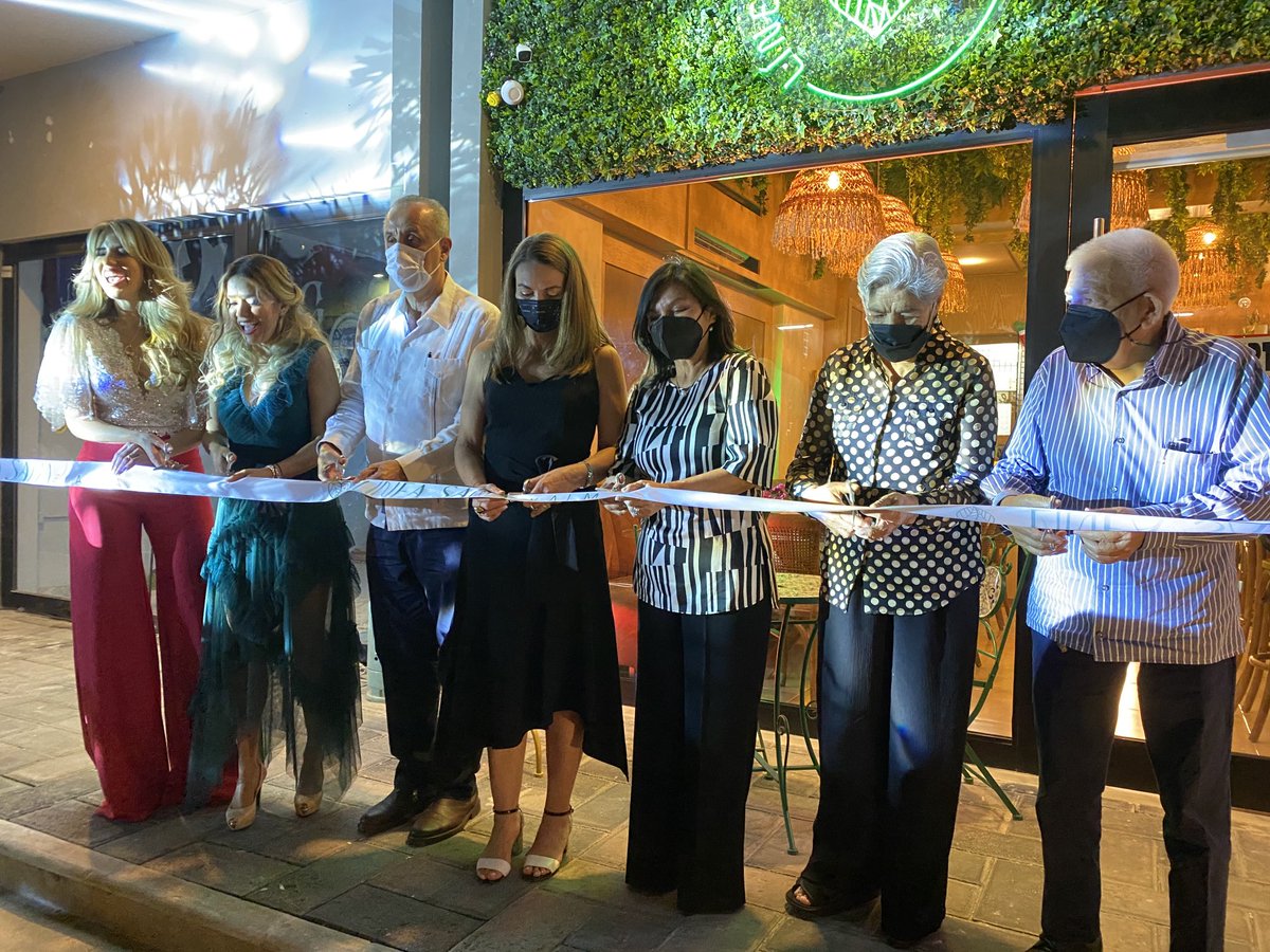 Gracias al gobernador <a href="/cmmerino/">Carlos Manuel Merino Campos</a> a Lupita su esposa presidenta de <a href="/DIFTabasco/">DIF Tabasco</a> a la alcalde <a href="/GobCentro/">Ayuntamiento de Centro</a> <a href="/YolandaOsunaH/">Yolanda Osuna Huerta</a>  mi comadre ⁦<a href="/rbigorra/">Raquel Bigorra</a>⁩
 por supuesto a mis padres por acompañarme 
@lineasana_byalma nace para  todos los tabasqueños que gustan de alimentarse sanamente.