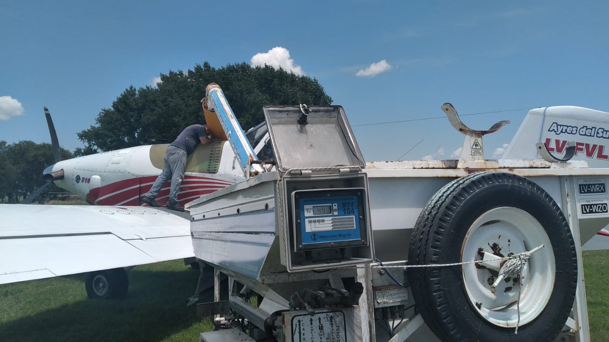 Ayres del Sur SA, en Daireaux , Buenos Aires.
Cargando 80 kg/ha de urea para aplicar en maíz.
El avión agrícola aliado de una agricultura cada vez más productiva y sustentable.
#SomosAeroAgrícolas