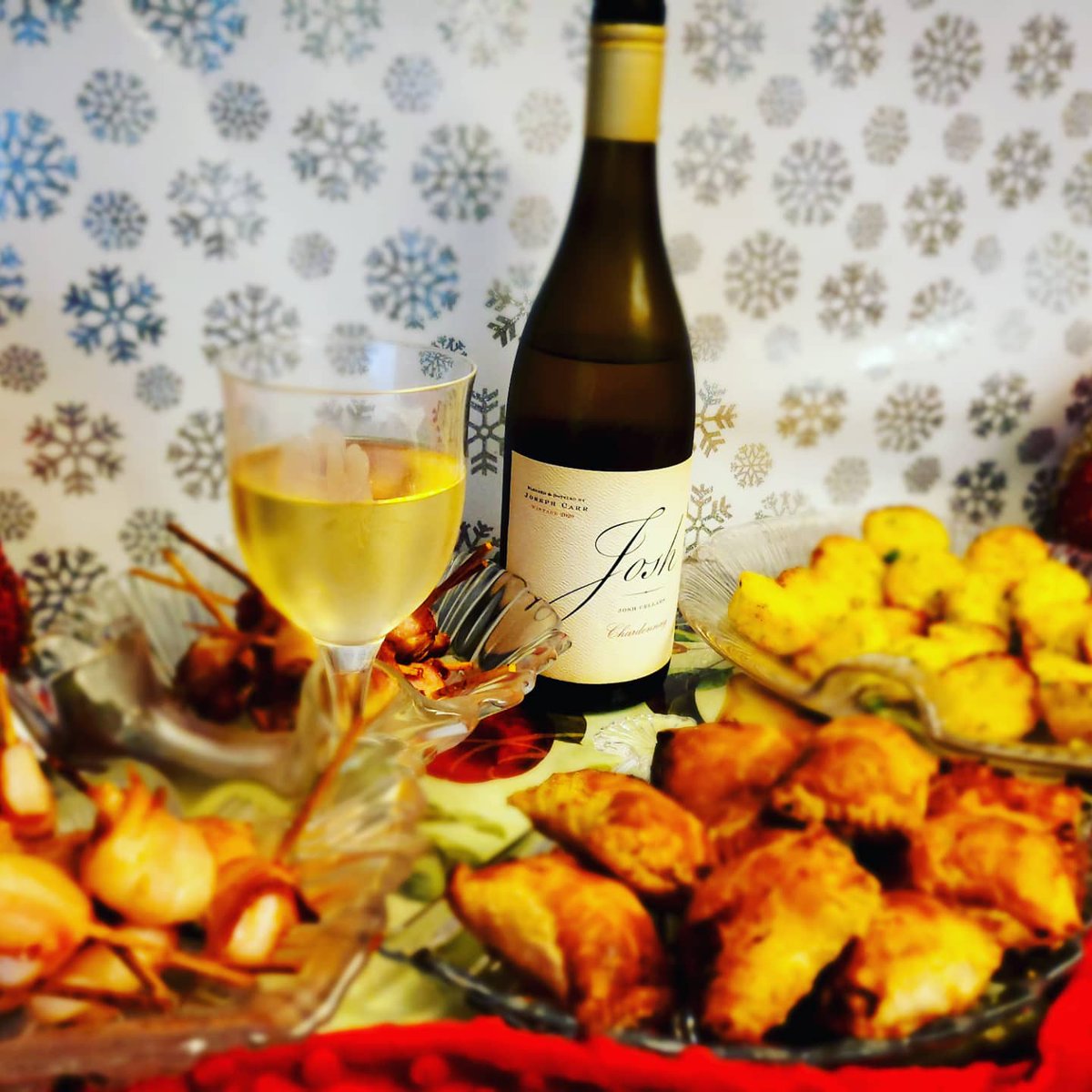 DragonIntrovert's tweet image. This is as fancy as it's gonna get.  Happy Holidays everyone. 
#ChristmasEve #snacks #food