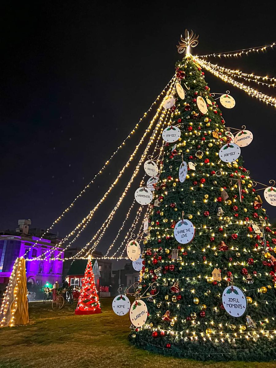 4sqEgypt's tweet photo. 🎅 Merry Christmas to You All 🎄
⛄Take your Christmas Selfies &amp; Pics at Mountain View Sq in New Cairo 📷
https://t.co/9Oz9ArqGgG https://t.co/Ot9kwNDO6F