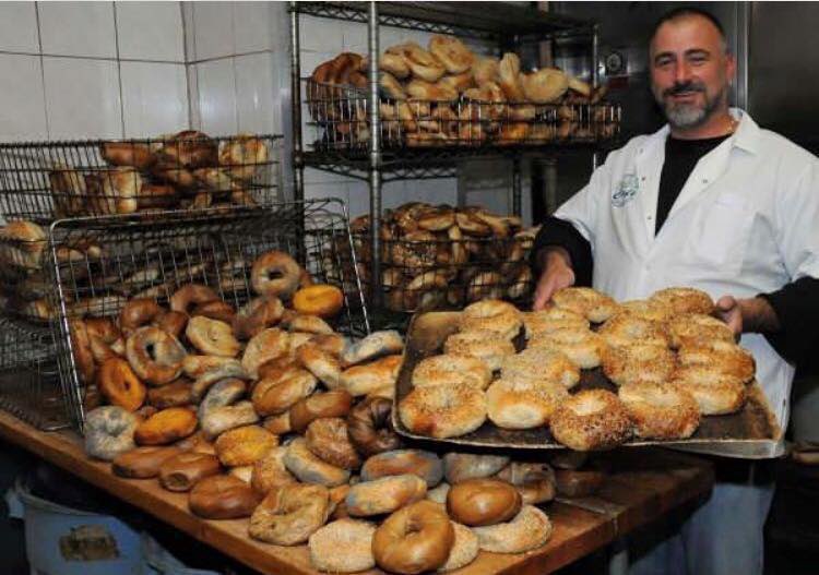 🎅Christmas Give away 1 dozen NY Bagels with a Schmear to a random person that Follows and Retweets!
Winner in 24HR.⭐️