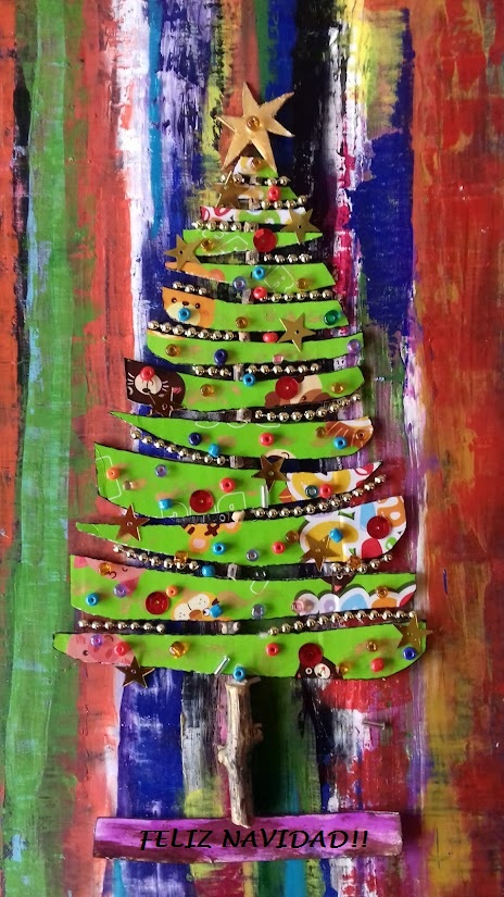 Merry Christmas and Happy Holidays!! 💖💖
Masterboard: an abstract. Collage with bits of a toy box and charms and little pieces of a tree branch.