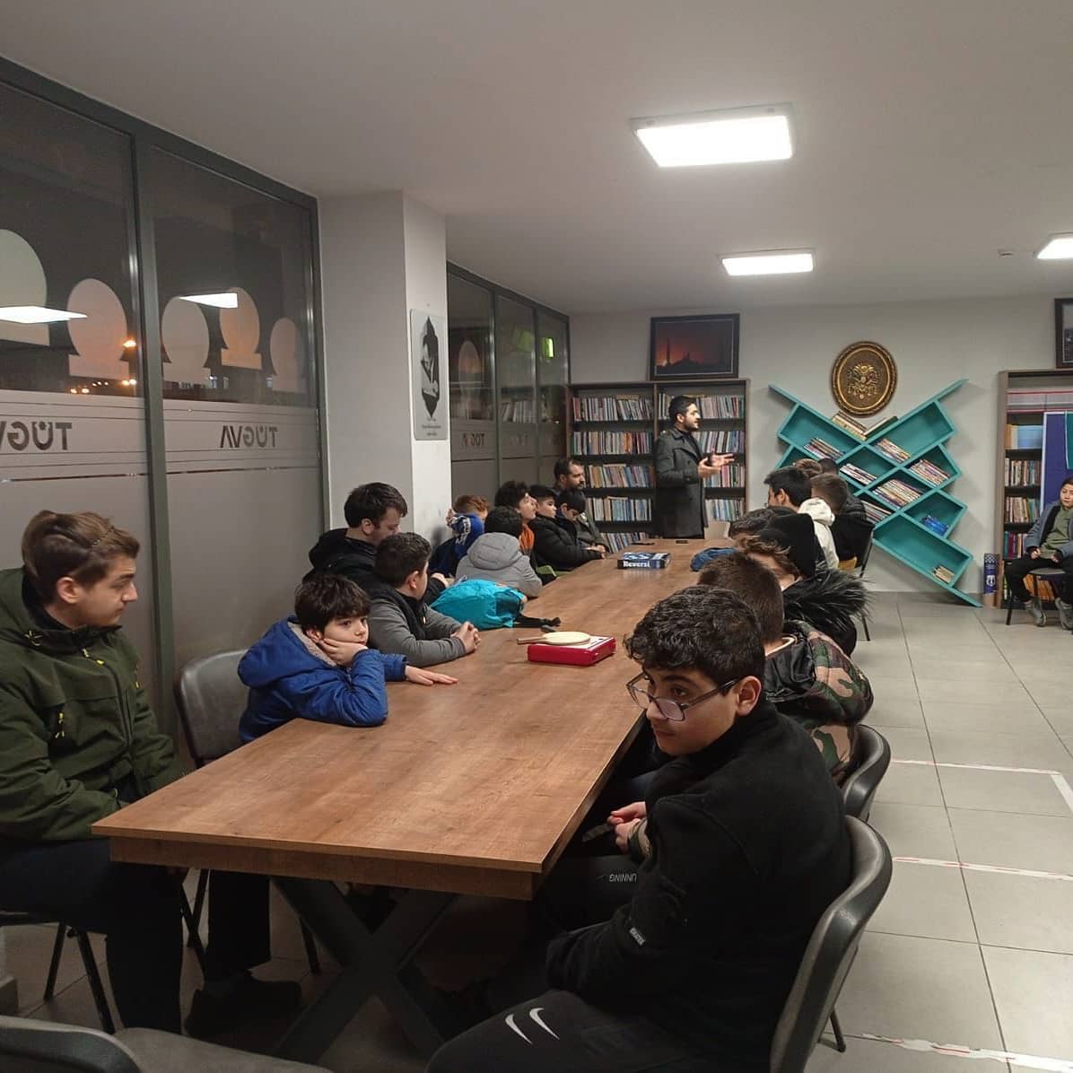 tugvazeytinburn's tweet photo. 📍Lise Koordinatörlüğü 

TÜGVA Zeytinburnu Lise Koordinatörlüğü bünyesinde Cuma sohbetimizi gerçekleştirdik. Bu hafta sohbetimizde TÜGVA İstanbul Teşkilat Koordinatörü Ömer Faruk TOKTEKİN ağabeyimiz bizlerleydi. Katılımlarınız için teşekkür ediyoruz. Haftaya görüşmek üzere.🤗 https://t.co/dW4kLkbn6D