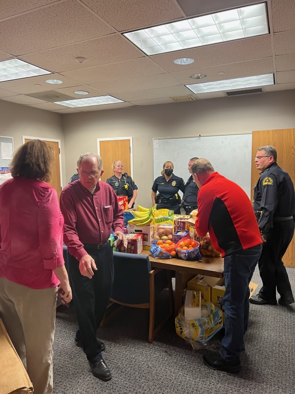 DPDSENPO's tweet photo. Thank you to @BucknerTerrace Homeowners Association for providing food for our Southeast Patrol Officers today. @DPDChiefGarcia @DallasPD @AShawDPD @DPDSalas https://t.co/Y92FgTk4I6