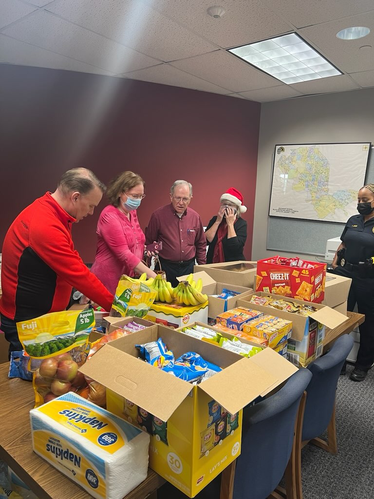 DPDSENPO's tweet photo. Thank you to @BucknerTerrace Homeowners Association for providing food for our Southeast Patrol Officers today. @DPDChiefGarcia @DallasPD @AShawDPD @DPDSalas https://t.co/Y92FgTk4I6