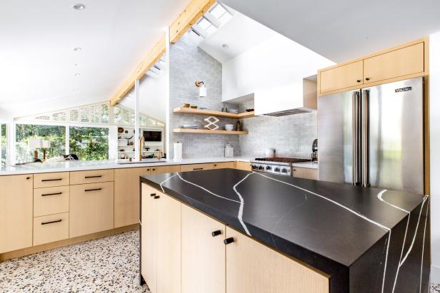 lahollendonner's tweet photo. This updated kitchen can provide a lot of #interiordesign inspiration to use in your home. #homestyle  https://t.co/qJKr2QT0Xj https://t.co/1ikMkpXY1a