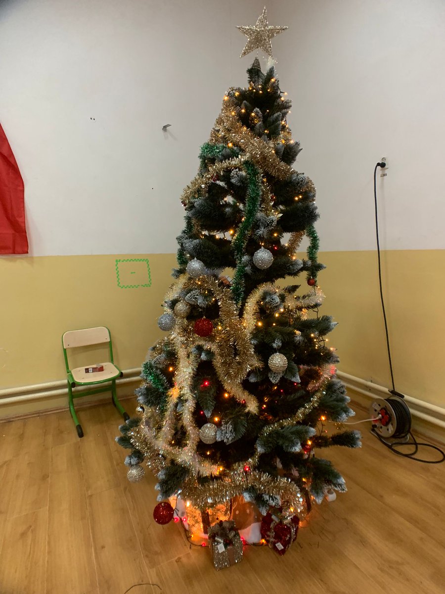 Project__Ruth's tweet image. It has been a cheerful holiday season at the primary school in the 1 Decembrie community on the outskirts of Bucharest. 4th graders handcrafted Christmas ornaments while helping decorate their new tree for their school with volunteers from @UWRomania!