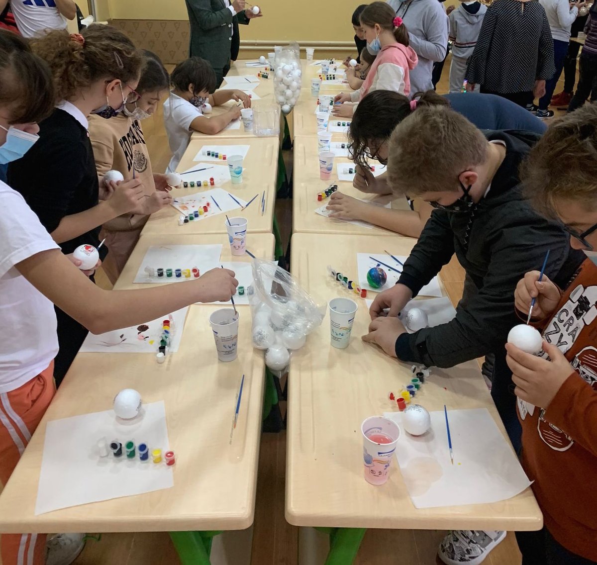 Project__Ruth's tweet image. It has been a cheerful holiday season at the primary school in the 1 Decembrie community on the outskirts of Bucharest. 4th graders handcrafted Christmas ornaments while helping decorate their new tree for their school with volunteers from @UWRomania!