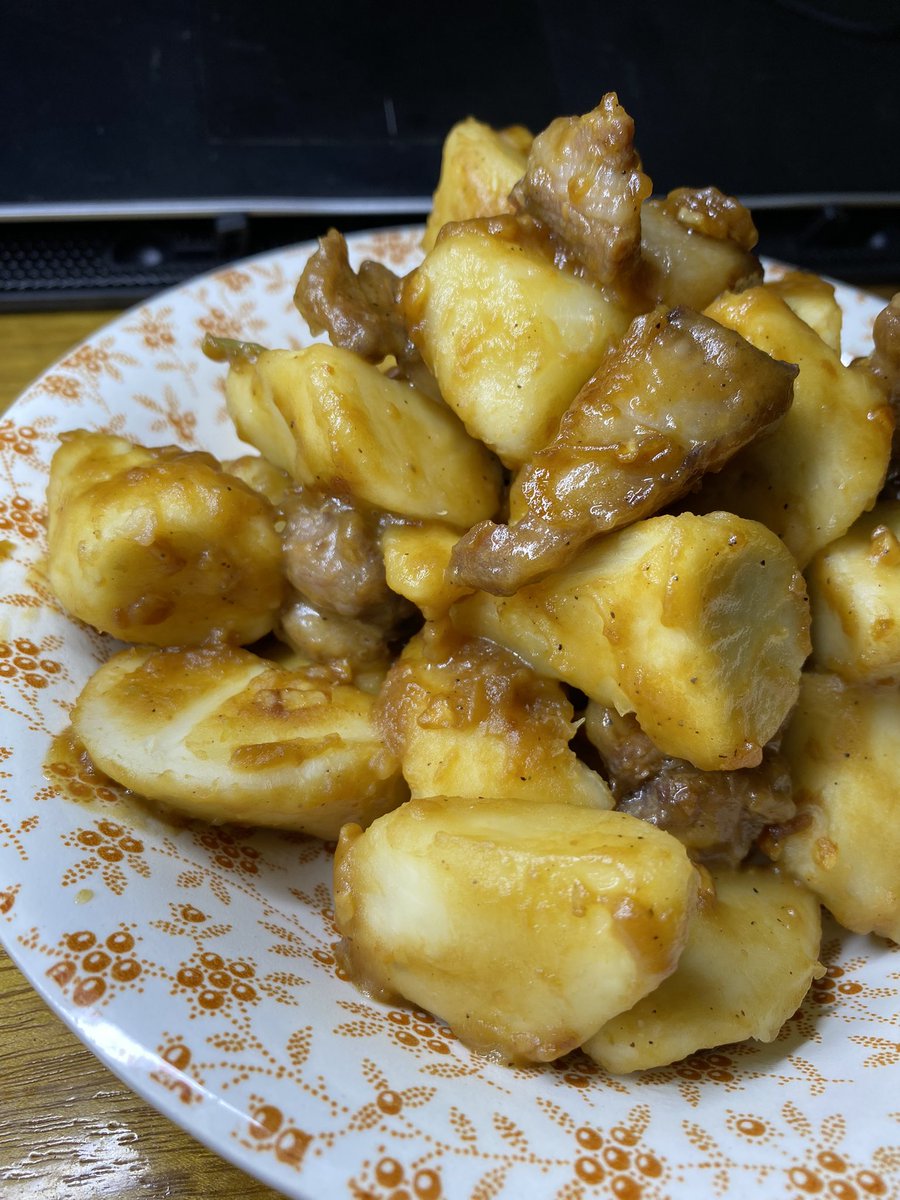 Wdish2021's tweet photo. ココヤムと豚肉の煮っ転がし

ココヤムって��メリカ里芋とも言うんですね。

豚バラ肉と一緒にちょっと煮たら

また作っちゃった

ごはんがススムくん❗️

毎度毎度白米は全く準備してない

#おうちごはん
＃昼ごはん
#イモ作
#イモ料理
#イモ兄ちゃん
#男の料理 https://t.co/moRnio9BDc
