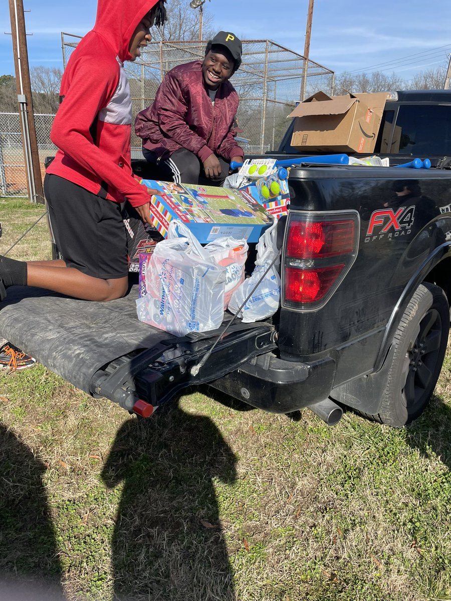 eXposureBB's tweet photo. What a great day spending Christmas Eve giving gifts out today to kids at Emma Wheeler Homes today in Southside Chattanooga! Just the beginning of the relationship with eXposure and Southside Youth! Special thank you to Jonathon Johnson for all of his help! #ChattTown https://t.co/47pFqolByn