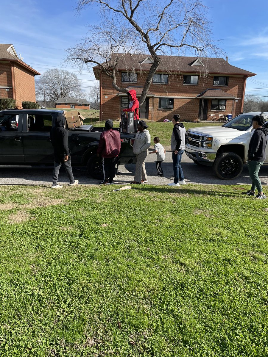 eXposureBB's tweet photo. What a great day spending Christmas Eve giving gifts out today to kids at Emma Wheeler Homes today in Southside Chattanooga! Just the beginning of the relationship with eXposure and Southside Youth! Special thank you to Jonathon Johnson for all of his help! #ChattTown https://t.co/47pFqolByn