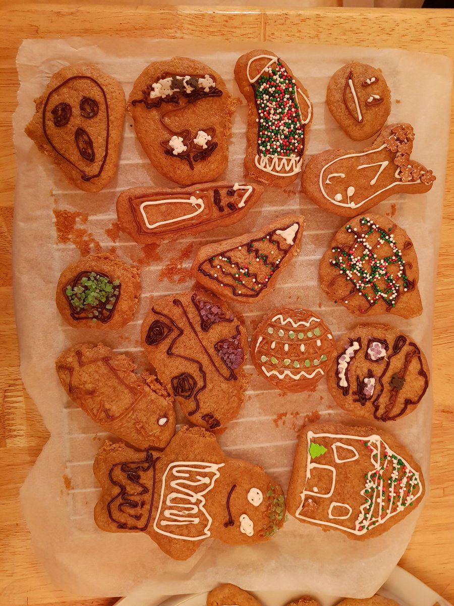 LOMOldAcc's tweet photo. Had a nice Christmas Eve with @PKblaze_Twitch making Gingerbread. Now to end it off with watching Elf. 🥰 https://t.co/QLKdqLlfjD