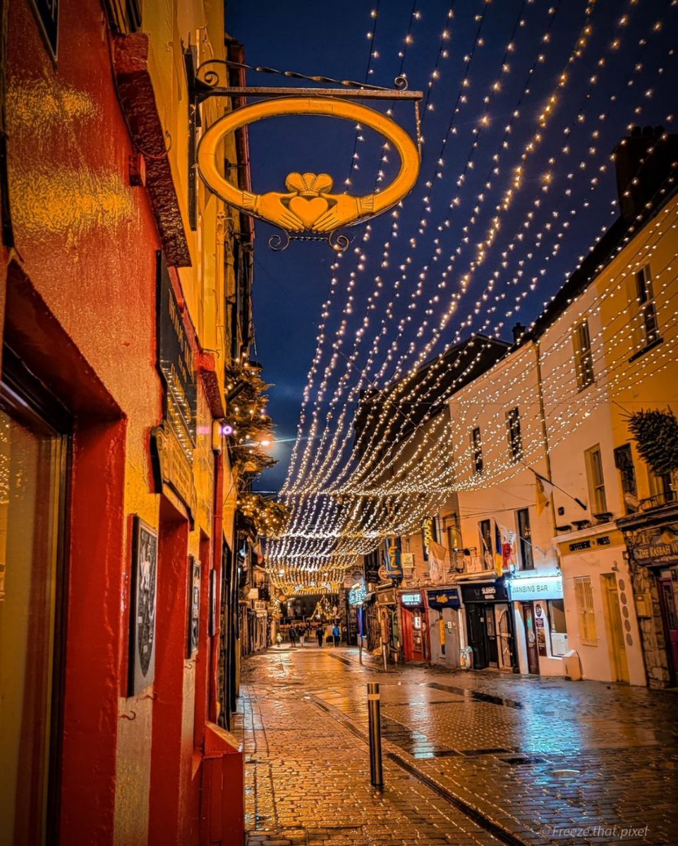 Twas the night before Christmas, when all through the streets, not a creature was stirring, not even a mouse! Sending Christmas vibes &amp; love to everyone from Galway! ✨🎄🎅❤️

📸 IG/ freeze.that.pixel
📌 Galway, Ireland

#ChristmasEve #Christmas #Galway #Ireland #VisitGalway