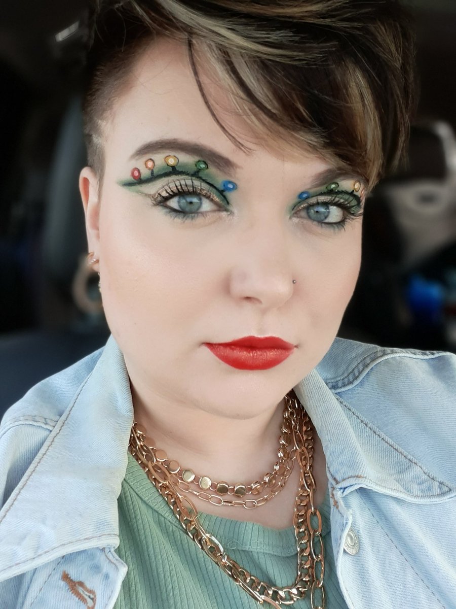 Hufflepuff_Sher's tweet photo. Yes those are Christmas lights on my eyes. And Yes I will always be this extra ๐๐
๐
#MerryChristmas2021 #finallyfeelingbetter #makeuplooks https://t.co/8aB8aMmDzV