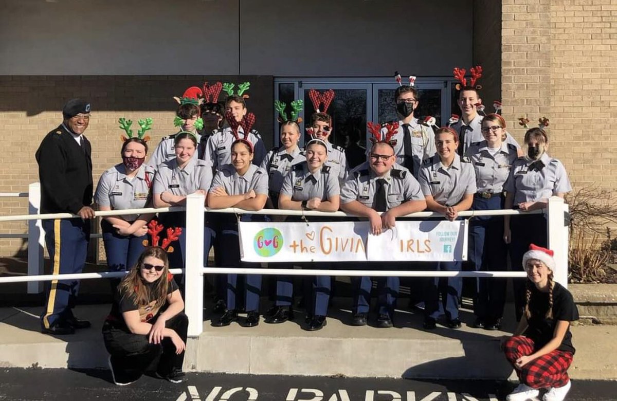 Beaver_JROTC's tweet photo. The Battalion wishes everyone a wonderful holiday and may you and your family enjoy the time together! Here are some photos from the foster children event, our cadets loved talking to everyone there and had a fantastic experience! #ArmyJrotc #hoah #holiday https://t.co/KhUWtOkUn6