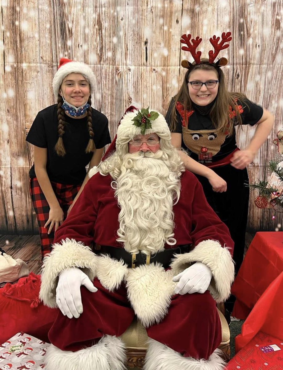 Beaver_JROTC's tweet photo. The Battalion wishes everyone a wonderful holiday and may you and your family enjoy the time together! Here are some photos from the foster children event, our cadets loved talking to everyone there and had a fantastic experience! #ArmyJrotc #hoah #holiday https://t.co/KhUWtOkUn6