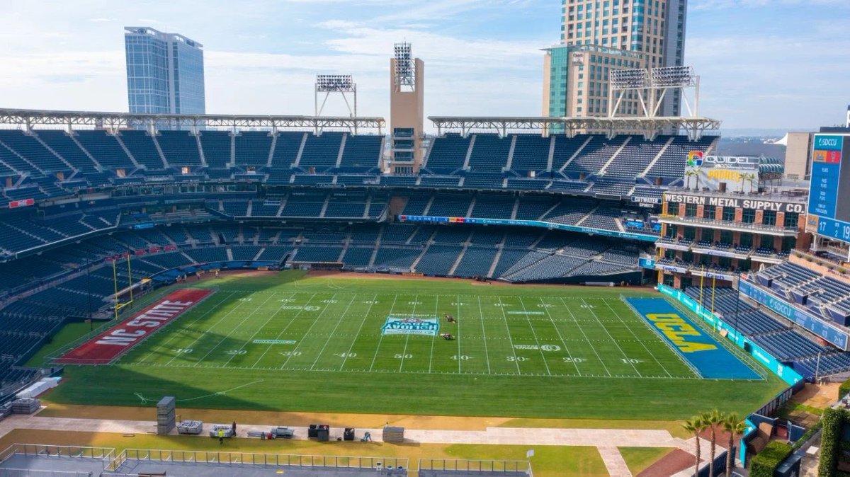 ‘𝐓𝐢𝐬 𝐭𝐡𝐞 𝐒𝐞𝐚𝐬𝐨𝐧 🎄 

We’re giving away 𝐓𝐖𝐎 (2) pairs of 🎟 to the @HolidayBowl!

In order to be a winner, you MUST be 𝐟𝐨𝐥𝐥𝐨𝐰𝐢𝐧𝐠 𝐮𝐬 and 𝐫𝐞𝐭𝐰𝐞𝐞𝐭 this post. Winners will be DM’d at approximately 1PM PT, on Dec. 25.

𝐇𝐚𝐩𝐩𝐲 𝐇𝐨𝐥𝐢𝐝𝐚𝐲𝐬!