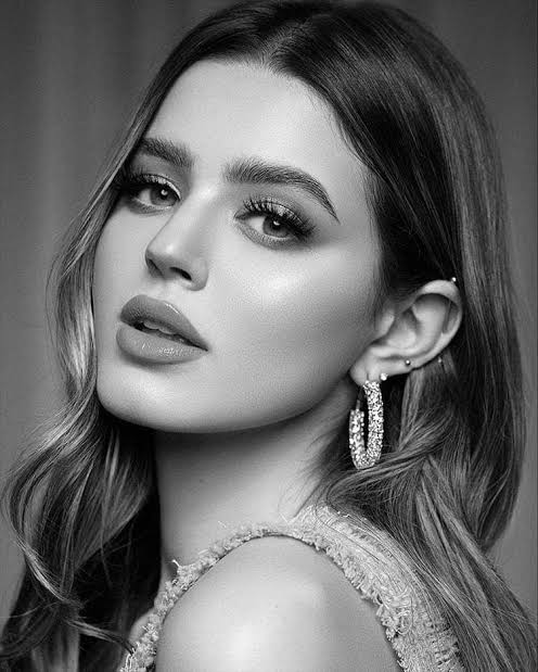 لست ممن يحب الحزن على الإطلاق بل على العڪس أملك روحاً تحب الضحڪ والمرحٌ
لكن هناڪ أوقات تحدث فيها أمور تطفئ هذا الڪون بأڪمله في عيني🖤