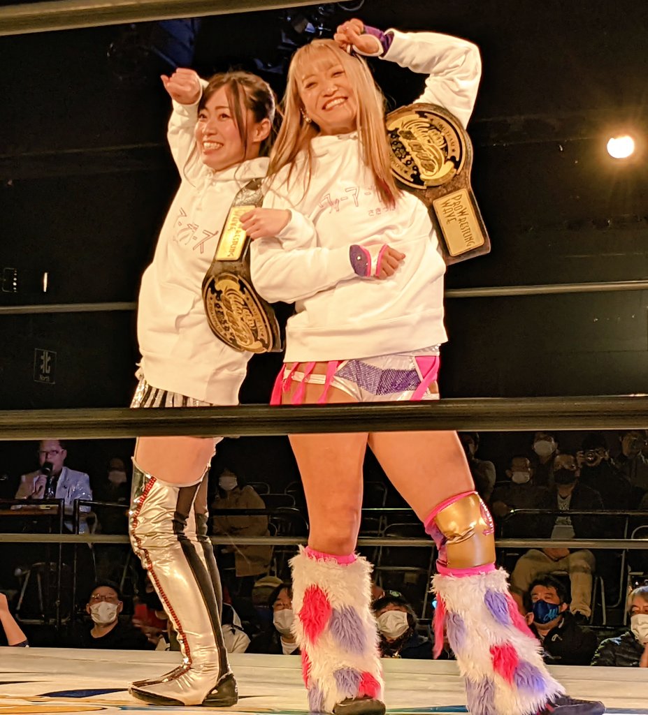 7770408ss's tweet photo. #SAKI& #清水ひかり(GalaxyPunch!)
#高瀬みゆき& #梅咲遥(ルミナス)
入場
タイトルマッチといわれても違和感が無いような白熱した試合だったな!
正月から良い試合をみた!これは縁起がいいぜ!
#wavepr
#ディアナ
#GPU_COLORS https://t.co/7HbWhsO9fn
