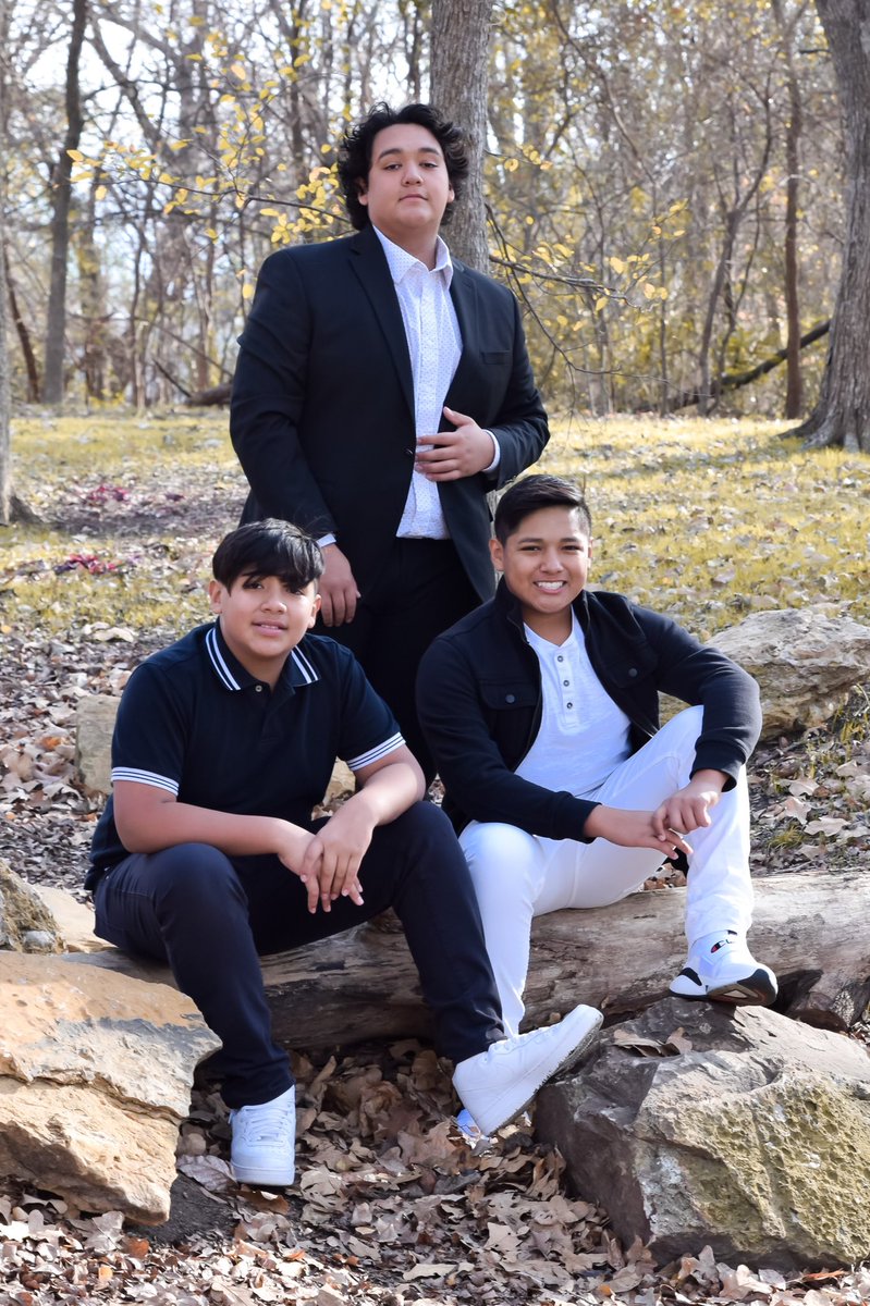 ChristineLugo5's tweet photo. Brothers😊❤️#happynewyear #2022letsgo https://t.co/GhNgm39rBq