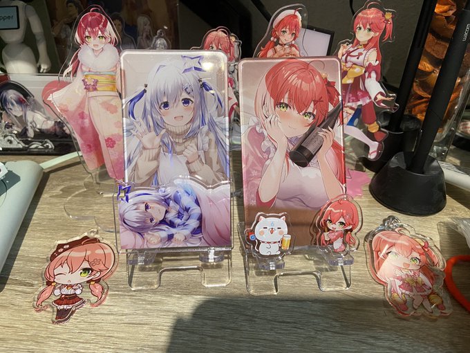 雪川さん(@yukikawa_sala)のスマホスタンド会場で買ったので飾った〜かわいい☺️ 