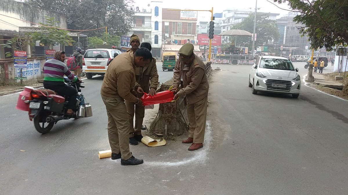 छात्रसंघ चौराहे पर यातायात पुलिस गोरखपुर द्वारा किया गया लोकहित कार्य।
<a href="/AdgGkr/">ADG ZONE Gorakhpur</a> 
<a href="/diggorakhpur/">DIG Range Gorakhpur</a> 
<a href="/IPS_VipinTada/">SSP GORAKHPUR</a> 
<a href="/InduprabhaSing5/">Indu prabha Singh</a> 
<a href="/gorakhpurpolice/">Gorakhpur Police</a>