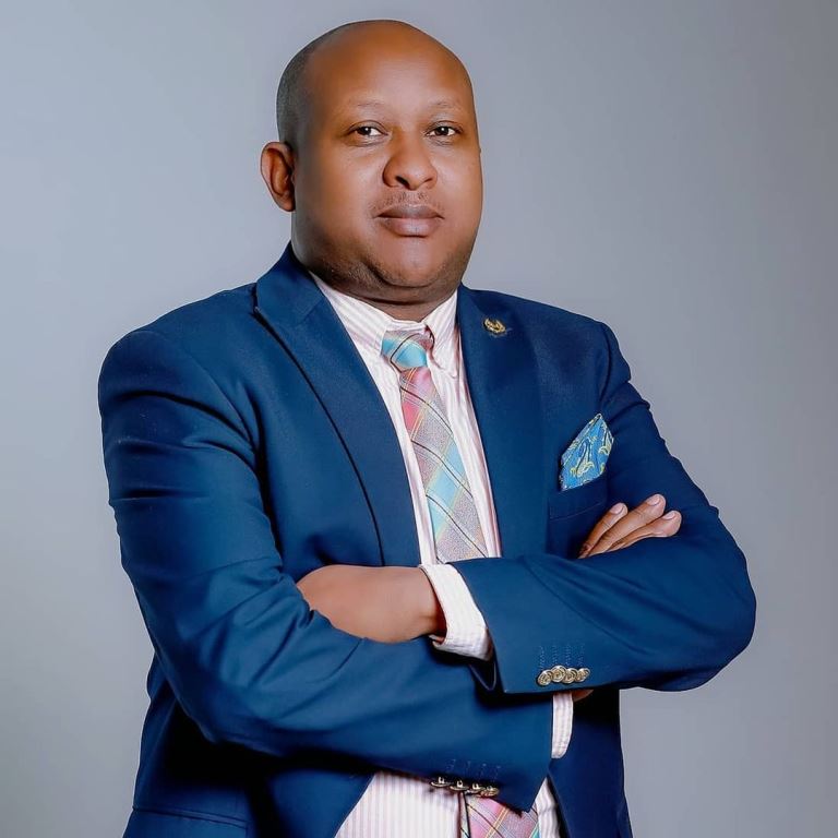 IGIHE's tweet photo. Mu gihe abandi bishimiraga ko barangije umwaka wa 2021 bitegura kwinjira mu wa 2022, mu muryango wa Muyoboke Alex bakiriye inkuru mbi ivuga ko Se yitabye Imana azize urupfu rutunguranye.

https://t.co/oNaHvUXywy https://t.co/eSqQaVL2Xx