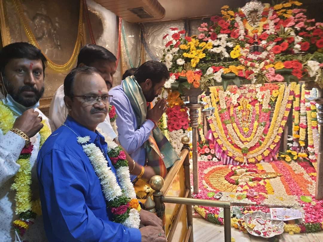 ReddyGinnaram's tweet photo. జూబ్లీహిల్స్ పెద్దమ్మ తల్లి , బల్కం పేట ఎల్లమ్మ తల్లి ని దర్శించుకొని ప్రత్యేక పూజలు చేసి అమ్మ వారిని దర్శించుకున్న చైతన్యపురి మాజీ కార్పొరేటర్ జిన్నారం విఠల్ రెడ్డి ,ఆయనతో పాటు డివిజన్ తెరాస వైస్ ప్రెసిడెంట్ శ్రీనివాస్ జనరల్ సెక్రెటరీ రమణ రెడ్డి , తిరుమల్ రెడ్డి నరహరి https://t.co/awgqXMCWtI