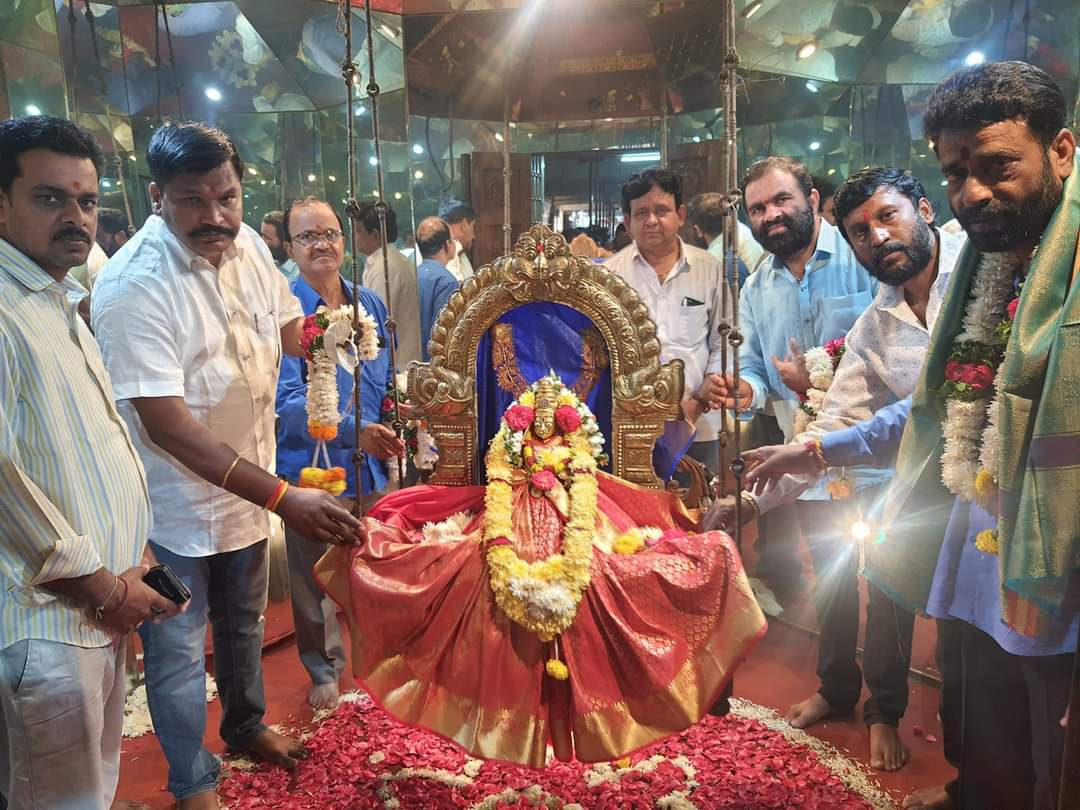 ReddyGinnaram's tweet photo. జూబ్లీహిల్స్ పెద్దమ్మ తల్లి , బల్కం పేట ఎల్లమ్మ తల్లి ని దర్శించుకొని ప్రత్యేక పూజలు చేసి అమ్మ వారిని దర్శించుకున్న చైతన్యపురి మాజీ కార్పొరేటర్ జిన్నారం విఠల్ రెడ్డి ,ఆయనతో పాటు డివిజన్ తెరాస వైస్ ప్రెసిడెంట్ శ్రీనివాస్ జనరల్ సెక్రెటరీ రమణ రెడ్డి , తిరుమల్ రెడ్డి నరహరి https://t.co/awgqXMCWtI