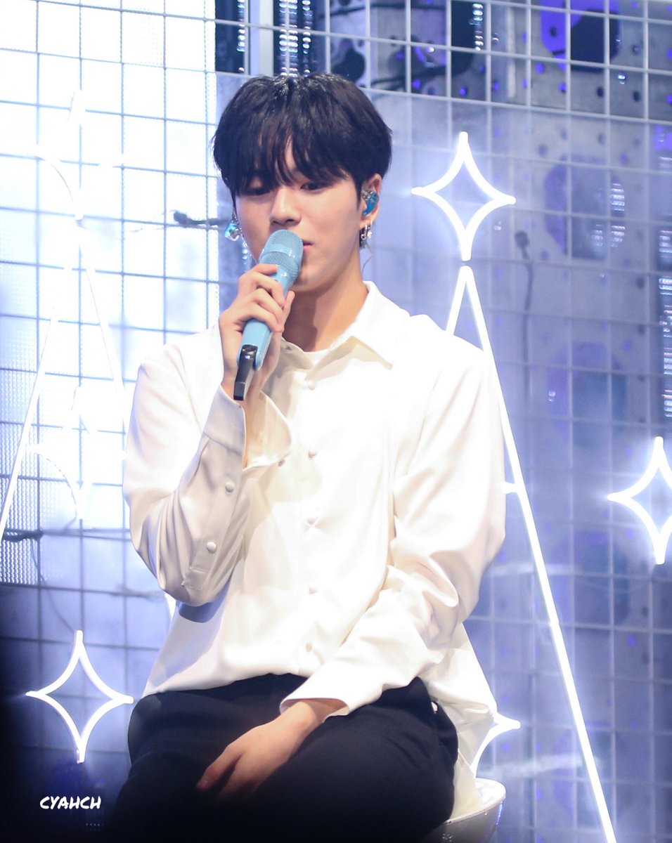 Happy new year～
올해 자주 많이 보자!2022년도 계속 사랑해!❤️‍🔥
#최현석 #CHOIHYUNSUK
#윤재혁 #YOONJAEHYUK
#TREASURE #트레저