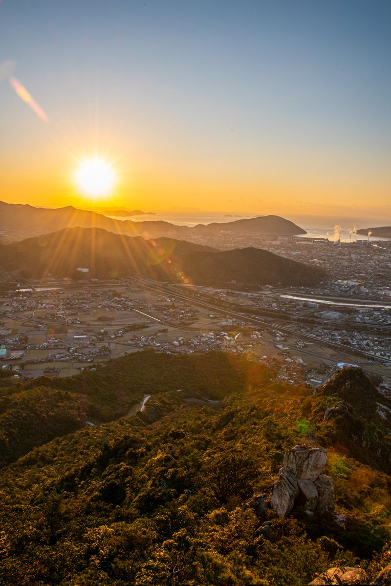 ChamHs's tweet photo. 2022年
明けましておめでとうございます🎍
新年初日の出登山🗻🚶

#防府市
#右田ヶ岳
#初日の出
#山登り
#登山 https://t.co/mhwYkRqlno