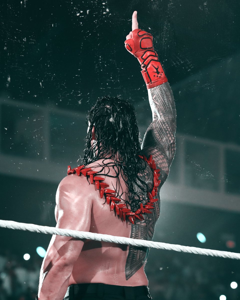 WWEonFOX's tweet photo. For the final time in 2021, acknowledge @WWERomanReigns. #SmackDown https://t.co/Ay8zNds0sk
