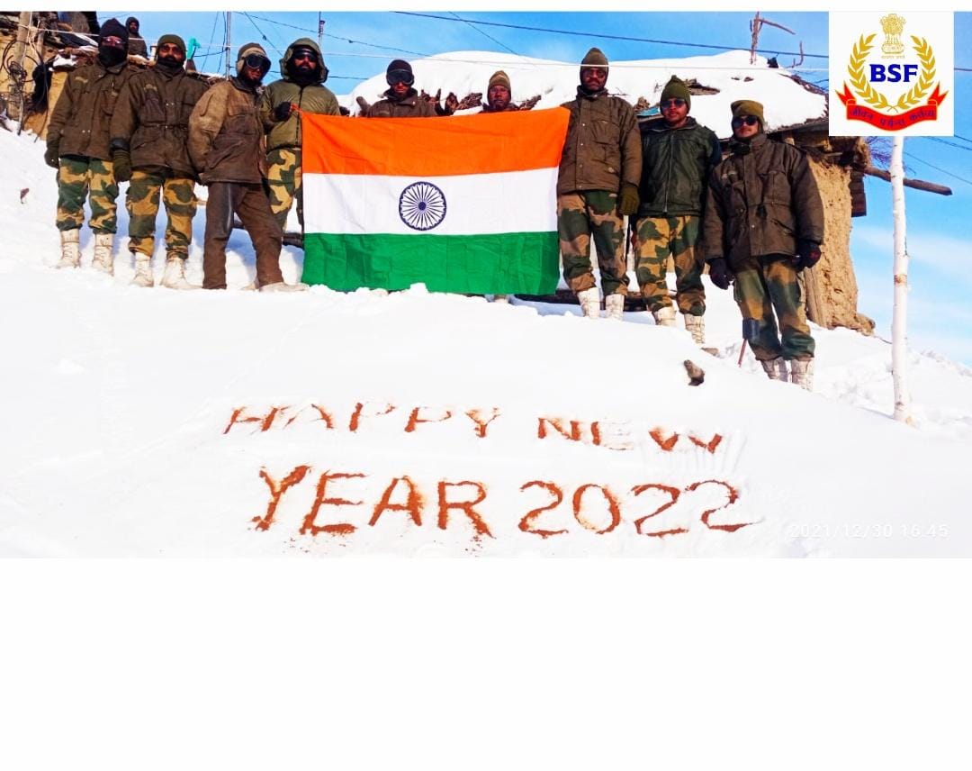 BSF_India's tweet photo. #PicOfTheDay 📸
 
सीमा सुरक्षा बल - सर्वदा सतर्क 

#JaiHind 
#NationFirst 
#FirstLineofDefence 
#Happynewyear2022 https://t.co/pnvAohEupz