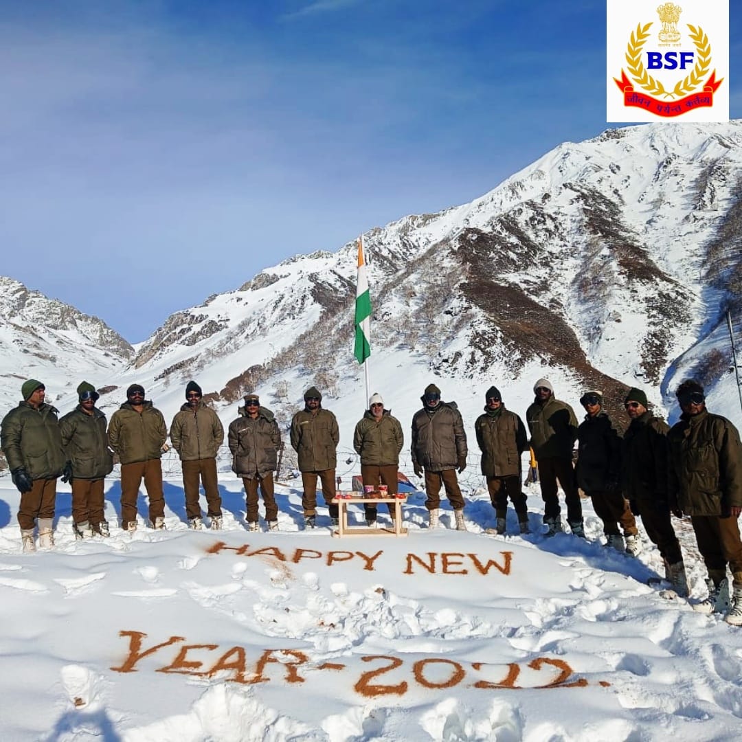 BSF_India's tweet photo. #PicOfTheDay 📸
 
सीमा सुरक्षा बल - सर्वदा सतर्क 

#JaiHind 
#NationFirst 
#FirstLineofDefence 
#Happynewyear2022 https://t.co/pnvAohEupz