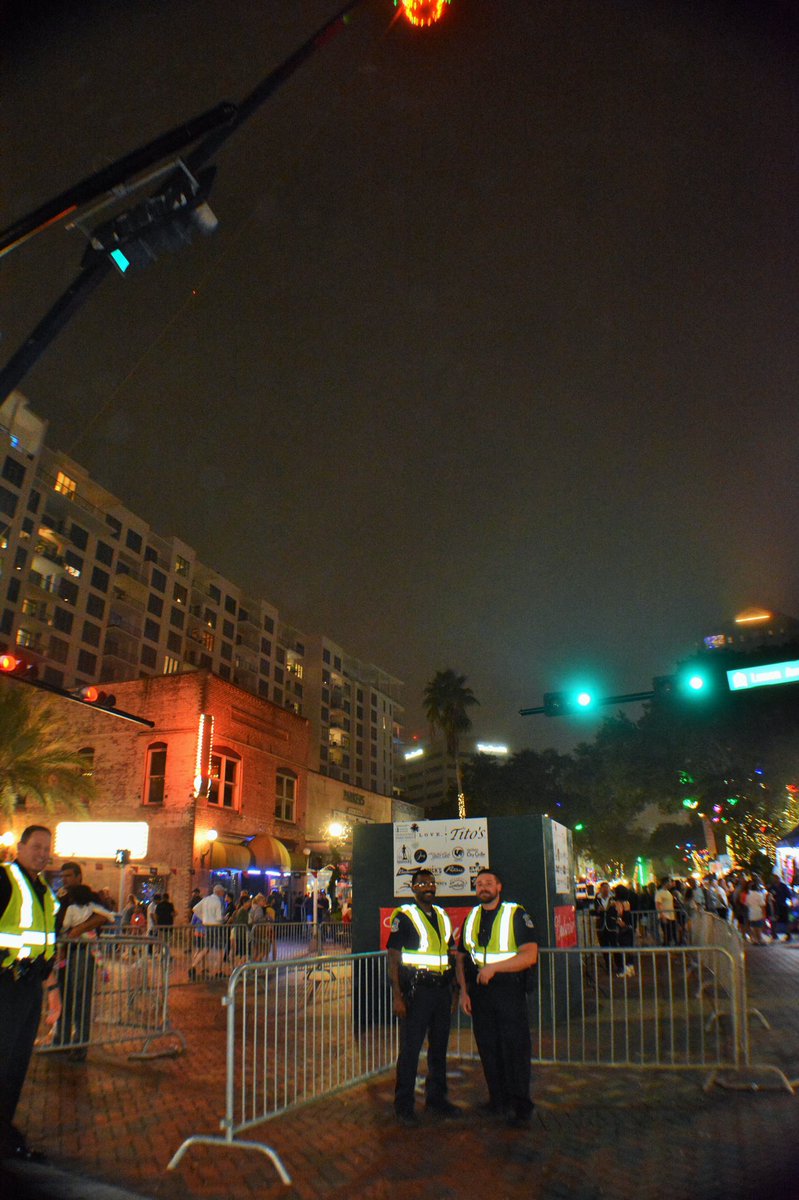 SarasotaPD's tweet photo. Thanks to Norm Schimmel for capturing these great photos of our Officers working the #PineappleDrop. ๐โจ๐ Two hours to go until 2022. If youโre staying home or youโre out and about, weโre here if you need us. Stay safe! https://t.co/oBgDK07Wxx