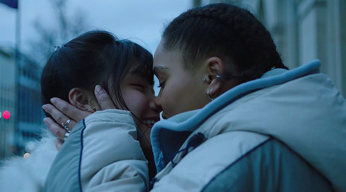 spacesapphics's tweet photo. it's definitely the holding each other's face they do before and while kissing for me #druck https://t.co/WtUyq6EdEa