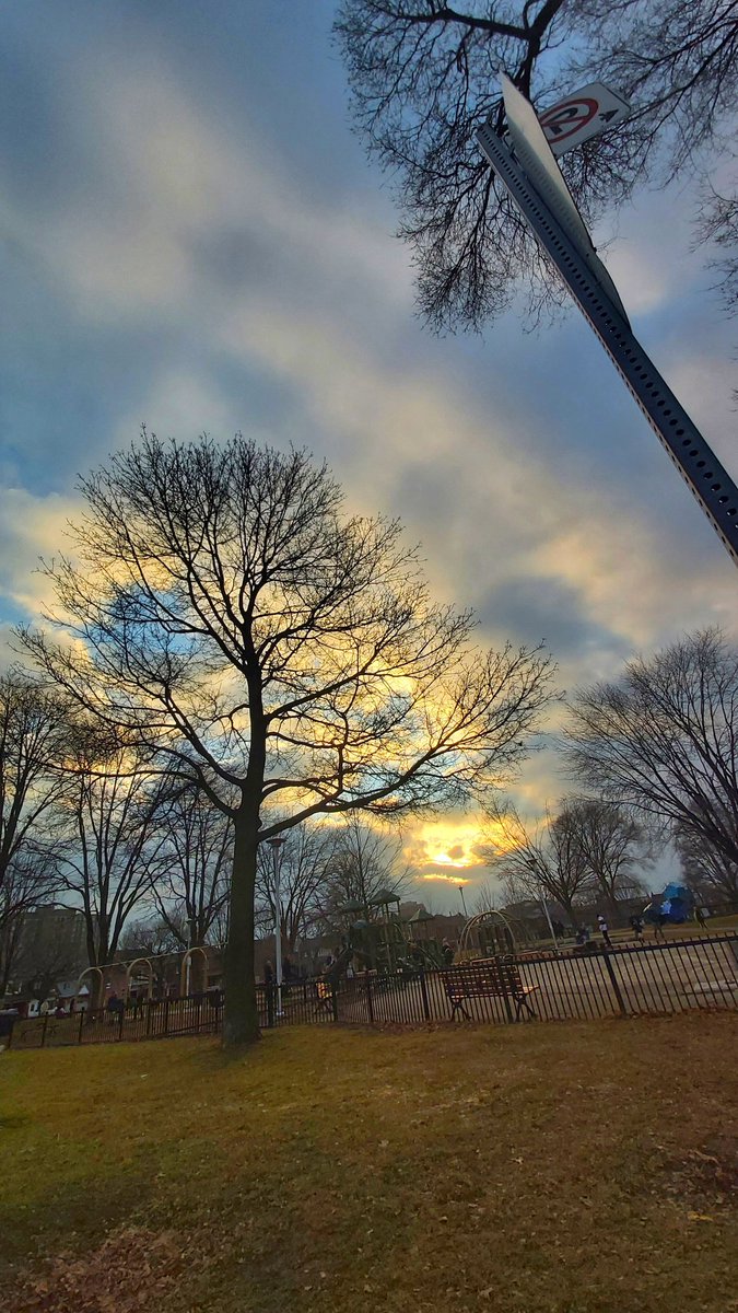fey_photeine's tweet photo. Last sunset of 2021 #Goodbye2021 #torontowestend #wadsworthpark #junctiontoronto #Toronto https://t.co/ZwotDXpr37