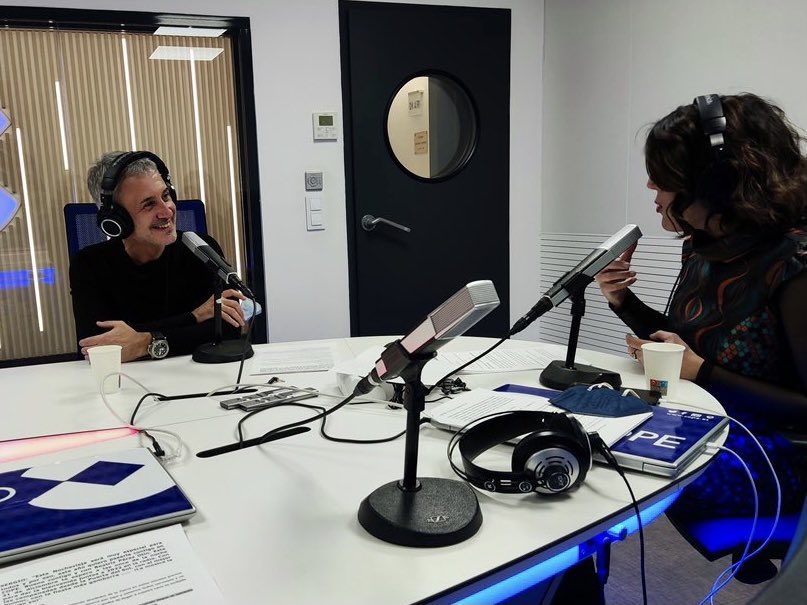 LaNochedeArjona's tweet photo. 🚀@SDalmaoficial con @BeatrizPOtin recibiendo el 2022 desde la nave #Apolo22…
¡Así da gusto empezar el año! ⬆️🍇🎉 ¡Feliz año para todos nuestros queridos búhos! 🦉 💙 📻
#Alegría #LaVida #Nocheviejaespacial https://t.co/ixtcuirWEh