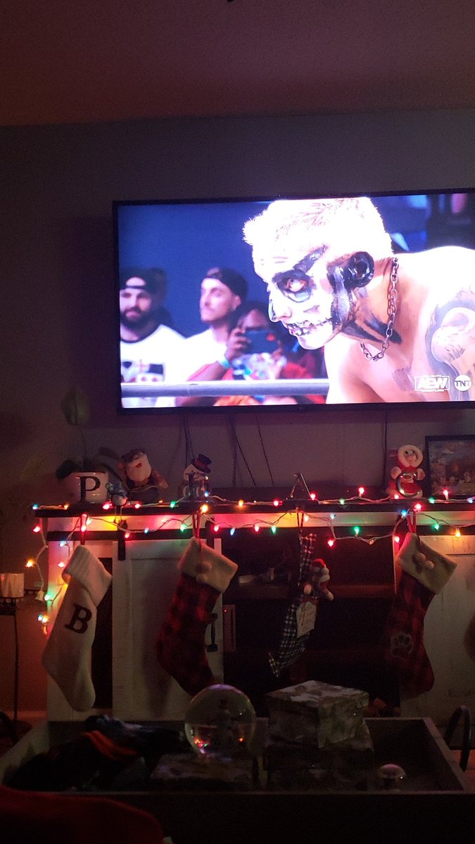 jflagg97's tweet photo. Best way to spend New Year's Eve. Christmas lights and @AEW
. #AEWRampage #NewYearsEve @DarbyAllin @Sting https://t.co/vekWEhsUJc
