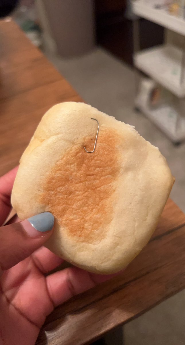 Ifomaaaa's tweet photo. @texasroadhouse, I prefer your fresh baked bread without staples! https://t.co/78sU2Fxac3