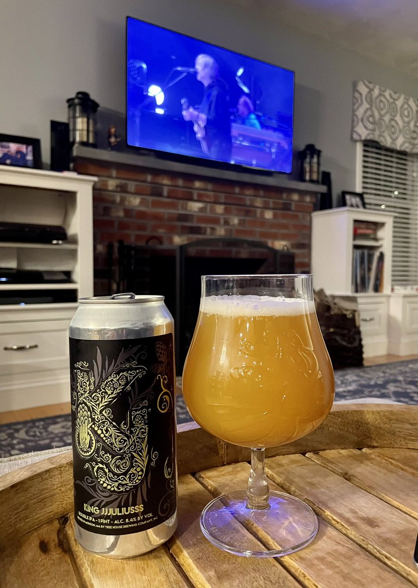 jmp0375's tweet photo. Beer matches Trey’s S2 sweatshirt. Happy New Year and cheers! #Phish #NineCubes https://t.co/l9opUnDwok