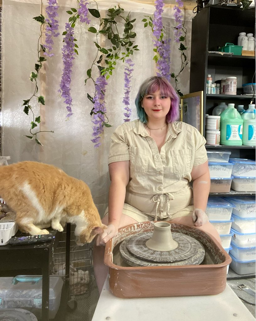 thewaystop's tweet photo. Me at the wheel with my faithful assistant! #selfie #pottery #potterwheel #potterystudio #cermaics #art #artist https://t.co/n2yjMYlxif