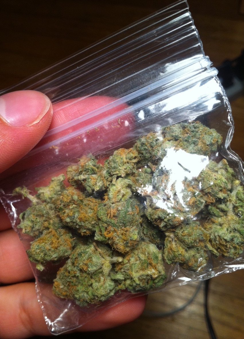 NaughtyNephilim's tweet photo. Having $5 on it. Back then a dub sack would have you and 3 friends high all day and night. https://t.co/8WqU0IOdxN